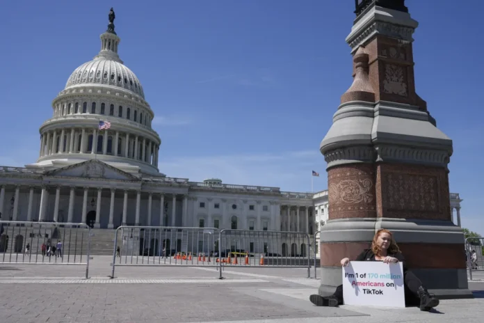 جو بايدن يوقع قانونًا يهدد بحظر تيك توك في الولايات المتحدة